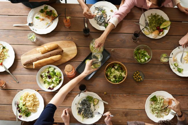 Empleados comiendo viandas saludables en la oficina, mejorando su bienestar laboral