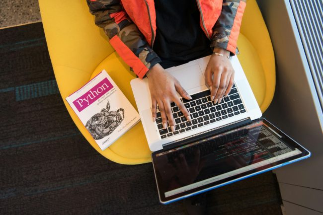 empleado realizando pedidos de viandas corporativas mediante software de gestión